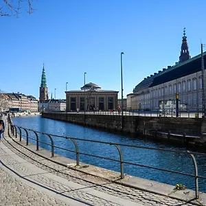  Apartment Sanders Merchant - Lovely Two-bedroom In Center Of
